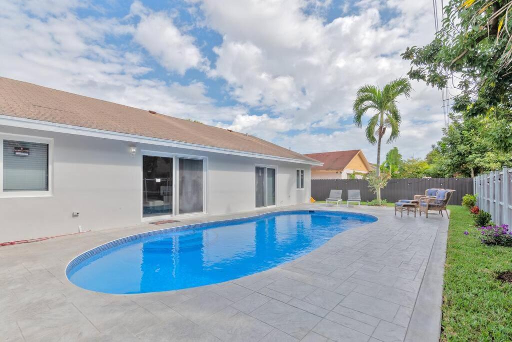 מיראמר Spacious 4 Bedrooms, 2 Bathroom House With Pool מראה חיצוני תמונה