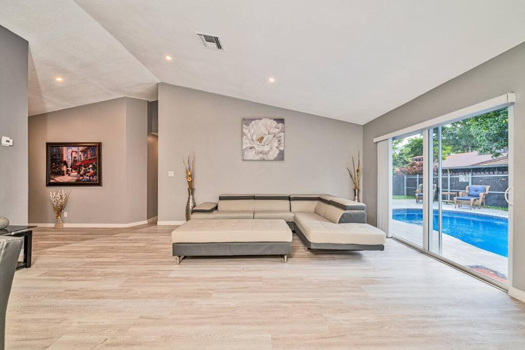 מיראמר Spacious 4 Bedrooms, 2 Bathroom House With Pool מראה חיצוני תמונה