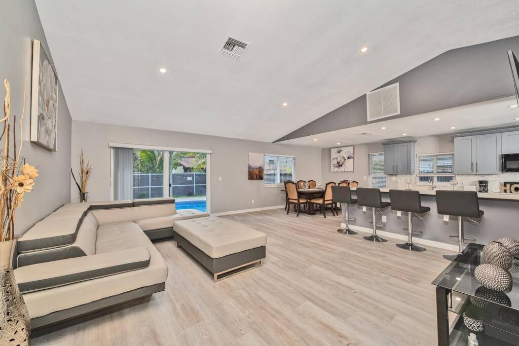 מיראמר Spacious 4 Bedrooms, 2 Bathroom House With Pool מראה חיצוני תמונה